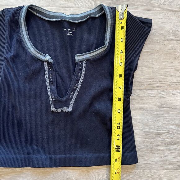 Urban Outfitters Go For Gold Black Seamless Crop Top-Size M - Picture 7 of 7